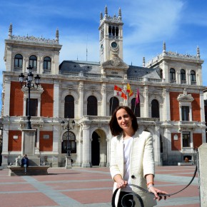 Pilar Vicente: “Nos alegramos de que se vaya a poner en marcha el Mercado Navideño que propusimos el año pasado”