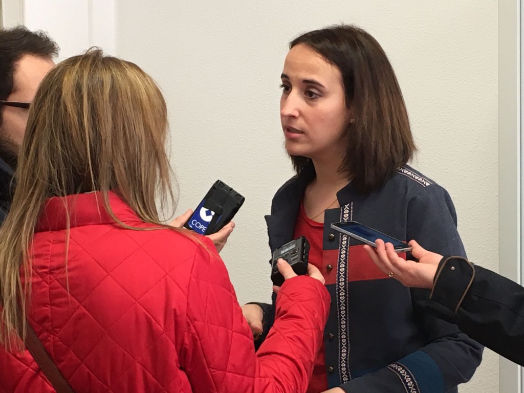 Pilar Vicente atiende a los medios de comunicación para explicar las sugerencias al Plan de Vivienda