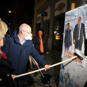 Los candidatos de Ciudadanos en Valladolid para las elecciones del 13F participan en la tradicional ‘pegada de carteles’ que da inicio a la campaña electoral
