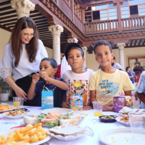 La vicepresidenta de la Diputación, Gema Gómez, participa en la recepción a 23 niños saharauis y sus familias de acogida en la provincia de Valladolid, dentro del programa 'Vacaciones en Paz'.