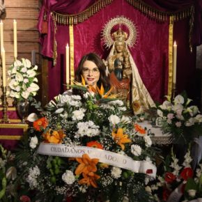 Gema Gómez, en nombre de Ciudadanos Valladolid, entrega un centro de flores a la Alcaldesa Perpetua de Valladolid, Nuestra Señora de San Lorenzo