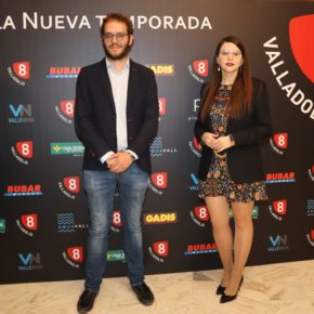 Gema Gómez, asiste a la gala de presentación de la nueva temporada de La 8 Valladolid en el Teatro Calderón, junto al edil del grupo municipal Pablo Vicente