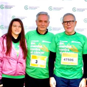 Gema Gómez, junto a otros compañeros del partido liberal, participa en la marcha solidaria contra el cáncer que ha inundado las calles de Valladolid con más de 47.500 camisetas verdes