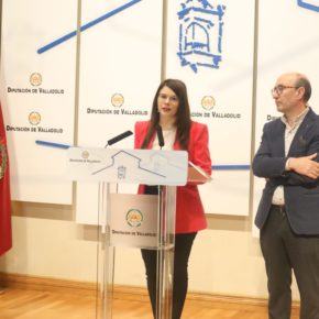 La vicepresidenta de la Diputación de Valladolid, Gema Gómez, entrega los premios a los mejores escaparates navideños de la provincia de Valladolid juntos a FECOSVA