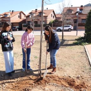 La vicepresidenta de la Diputación de Valladolid, Gema Gómez, celebra el Día Internacional del Árbol junto a alumnos del CEIP María Montessori de Renedo de Esgueva.